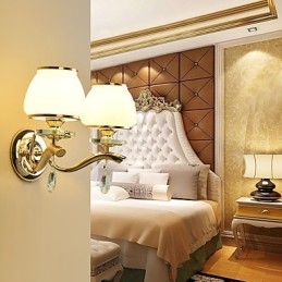 Apliques de pared con iluminación ambiental de cristal, modernos y contemporáneos, con acabado galvanizado.