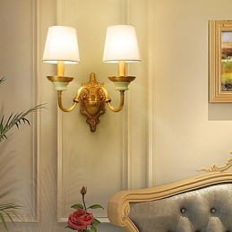 Aplique de pared de latón clásico, tradicional y de estilo campestre, ideal para iluminar desde arriba en estilo mini.