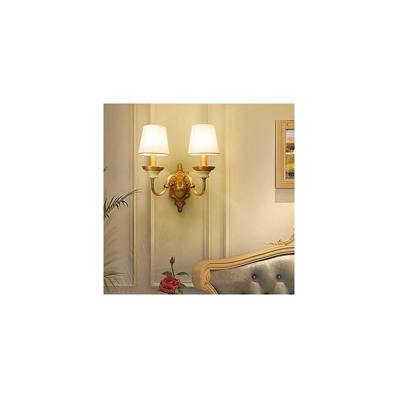 Aplique de pared de latón clásico, tradicional y de estilo campestre, ideal para iluminar desde arriba en estilo mini.