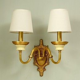 Aplique de pared de latón clásico, tradicional y de estilo campestre, ideal para iluminar desde arriba en estilo mini.