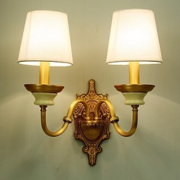 Aplique de pared de latón clásico, tradicional y de estilo campestre, ideal para iluminar desde arriba en estilo mini.