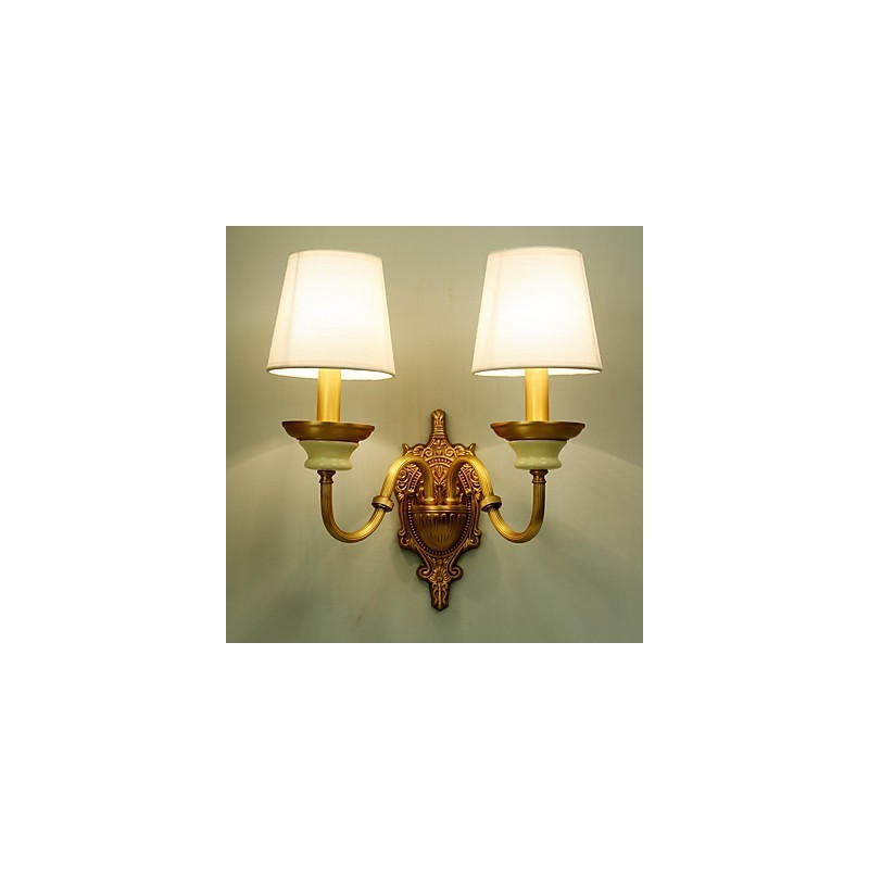 Aplique de pared de latón clásico, tradicional y de estilo campestre, ideal para iluminar desde arriba en estilo mini.