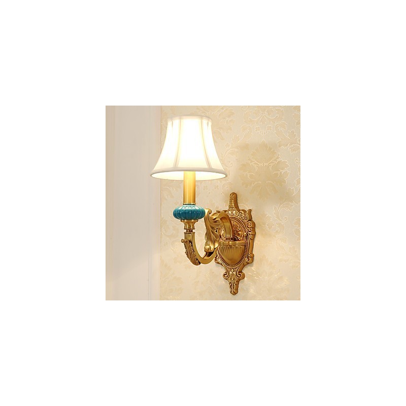 Aplique de pared de latón clásico, tradicional y de estilo campestre, ideal para iluminar desde arriba en estilo mini.