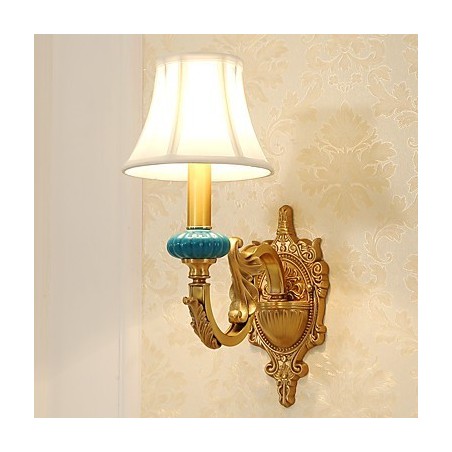 Aplique de pared de latón clásico, tradicional y de estilo campestre, ideal para iluminar desde arriba en estilo mini. Aplique de pared de latón clásico, tradicional y de estilo campestre, ideal para iluminar desde arriba en estilo mini.