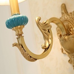 Aplique de pared de latón clásico, tradicional y de estilo campestre, ideal para iluminar desde arriba en estilo mini.