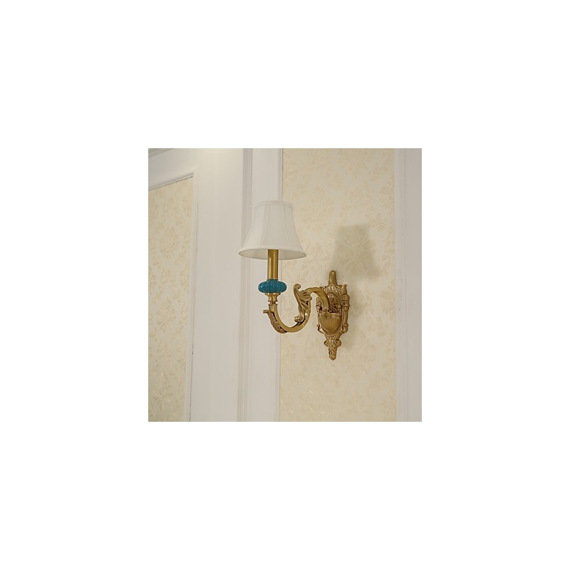 Aplique de pared de latón clásico, tradicional y de estilo campestre, ideal para iluminar desde arriba en estilo mini.