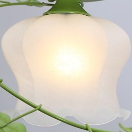 Día de San Valentín: Las flores y plantas del jardín de rosas absorben la luz del domo.