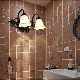 Lámpara de pared de baño con iluminación empotrada de estilo rústico galvanizado.