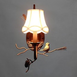 Lámpara de pared de metal vintage de América del Norte con pájaro de resina y piña, ideal para la sala de estar y el comedor.