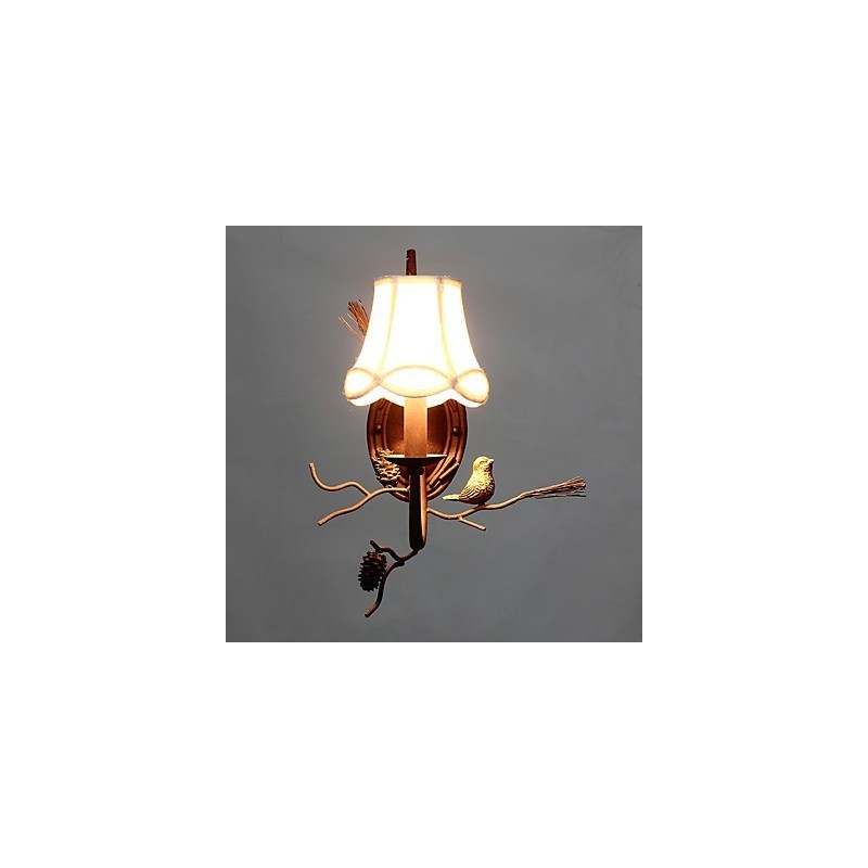 Lámpara de pared de metal vintage de América del Norte con pájaro de resina y piña, ideal para la sala de estar y el comedor.
