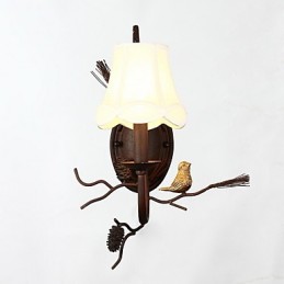Lámpara de pared de metal vintage de América del Norte con pájaro de resina y piña, ideal para la sala de estar y el comedor.