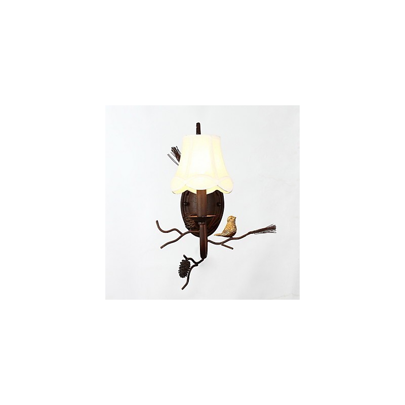 Lámpara de pared de metal vintage de América del Norte con pájaro de resina y piña, ideal para la sala de estar y el comedor.