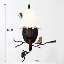 Lámpara de pared de metal vintage de América del Norte con pájaro de resina y piña, ideal para la sala de estar y el comedor.
