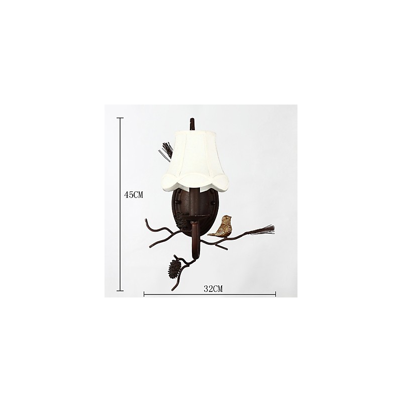 Lámpara de pared de metal vintage de América del Norte con pájaro de resina y piña, ideal para la sala de estar y el comedor.