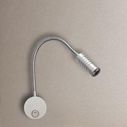 La lámpara de pared de la cabecera de la cama está iluminada por la lámpara de lectura ligera.