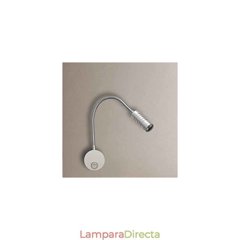 La lámpara de pared de la cabecera de la cama está iluminada por la lámpara de lectura ligera.