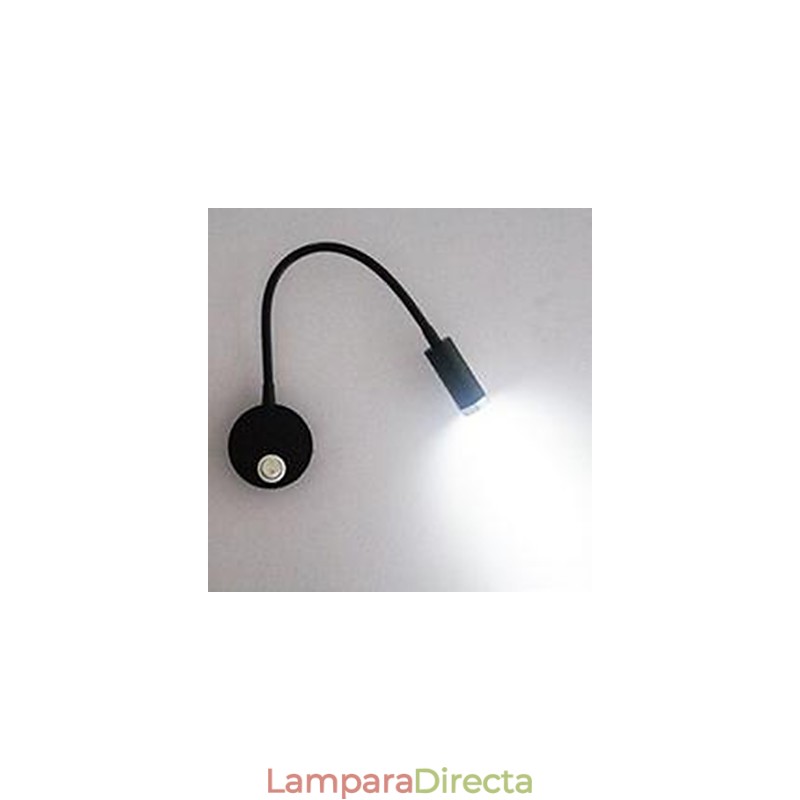 La lámpara de pared de la cabecera de la cama está iluminada por la lámpara de lectura ligera.