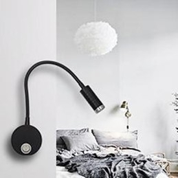 La lámpara de pared de la cabecera de la cama está iluminada por la lámpara de lectura ligera.