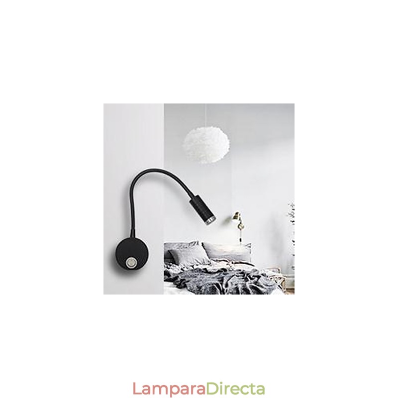 La lámpara de pared de la cabecera de la cama está iluminada por la lámpara de lectura ligera.