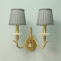 Aplique de pared de latón clásico, tradicional y de estilo campestre, ideal para iluminar desde arriba en estilo mini.