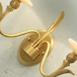 Aplique de pared de latón clásico, tradicional y de estilo campestre, ideal para iluminar desde arriba en estilo mini.