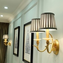 Aplique de pared de latón clásico, tradicional y de estilo campestre, ideal para iluminar desde arriba en estilo mini.