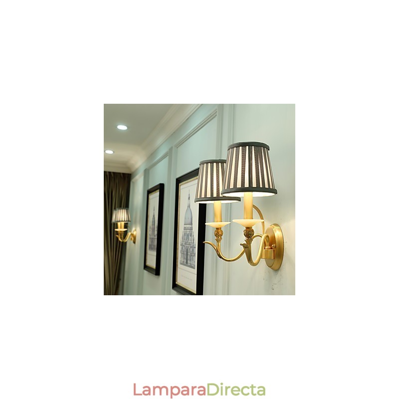 Aplique de pared de latón clásico, tradicional y de estilo campestre, ideal para iluminar desde arriba en estilo mini.