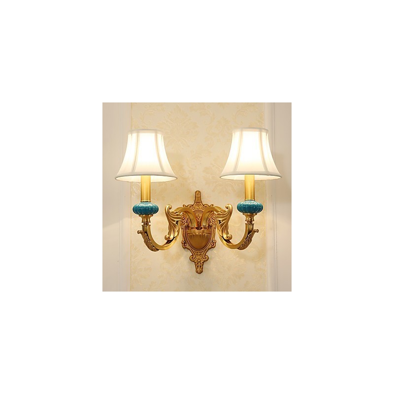 Aplique de pared de latón clásico, tradicional y de estilo campestre, ideal para iluminar desde arriba en estilo mini.