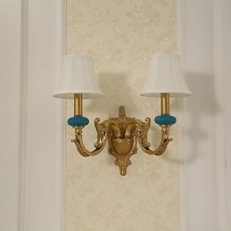 Aplique de pared de latón clásico, tradicional y de estilo campestre, ideal para iluminar desde arriba en estilo mini.