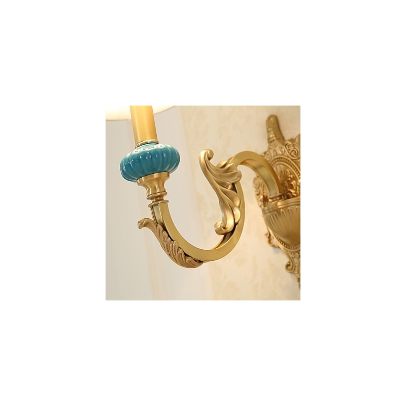 Aplique de pared de latón clásico, tradicional y de estilo campestre, ideal para iluminar desde arriba en estilo mini.