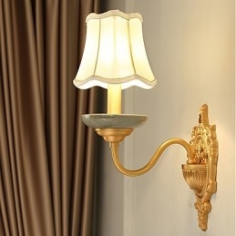Aplique de pared de latón clásico, tradicional y de estilo campestre, ideal para iluminar desde arriba en estilo mini.