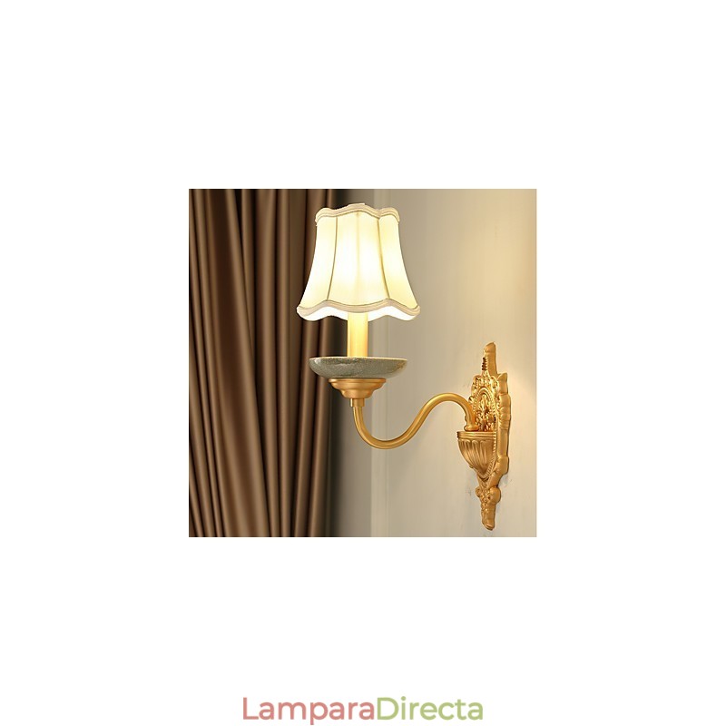Aplique de pared de latón clásico, tradicional y de estilo campestre, ideal para iluminar desde arriba en estilo mini.