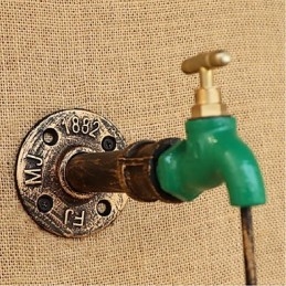 Lámpara de pared moderna y creativa con forma de botella.