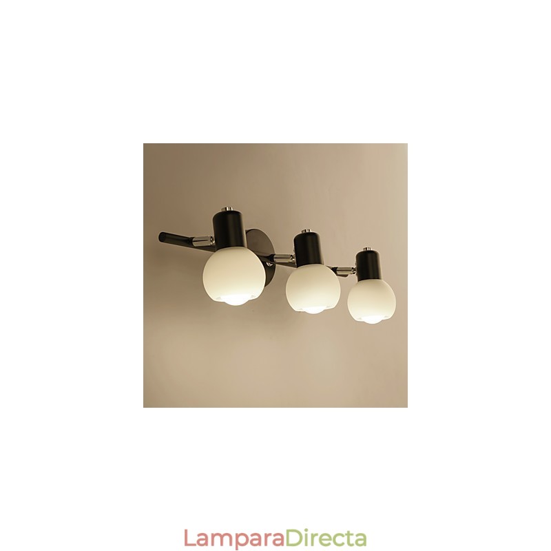 Lámpara de pared de baño con iluminación empotrada de estilo rústico galvanizado.