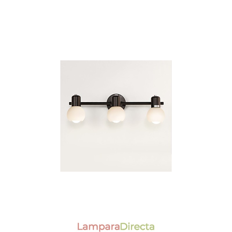 Lámpara de pared de baño con iluminación empotrada de estilo rústico galvanizado.