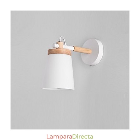 Lámpara de pared con pantalla de vidrio y base de metal que ofrece luz ambiental. Apliques de pared. Lámpara de pared con pantalla de vidrio y base de metal que ofrece luz ambiental. Apliques de pared.