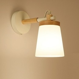 Lámpara de pared con pantalla de vidrio y base de metal que ofrece luz ambiental. Apliques de pared.