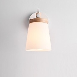 Lámpara de pared con pantalla de vidrio y base de metal que ofrece luz ambiental. Apliques de pared.