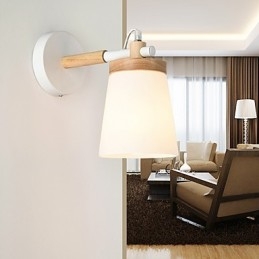 Lámpara de pared con pantalla de vidrio y base de metal que ofrece luz ambiental. Apliques de pared.