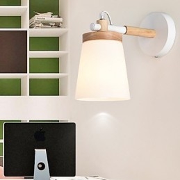 Lámpara de pared con pantalla de vidrio y base de metal que ofrece luz ambiental. Apliques de pared.