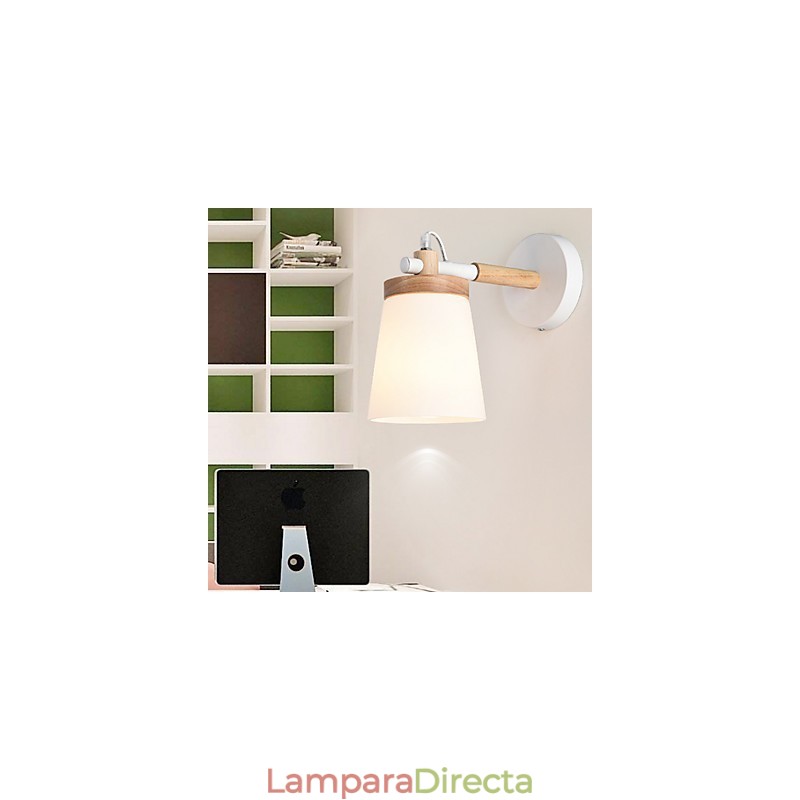 Lámpara de pared con pantalla de vidrio y base de metal que ofrece luz ambiental. Apliques de pared.