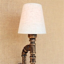 Aplique de pared rústico de latón antiguo estilo campestre para iluminación ambiental.