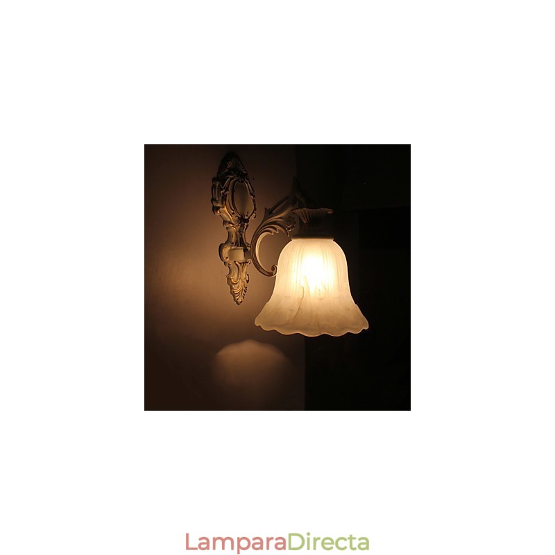 Pintura contemporánea moderna para apliques de pared con luz descendente.