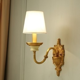 Aplique de pared de latón clásico, tradicional y de estilo campestre, ideal para iluminar desde arriba en estilo mini.