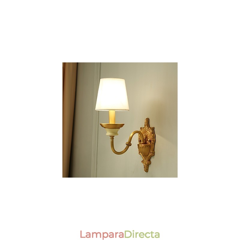 Aplique de pared de latón clásico, tradicional y de estilo campestre, ideal para iluminar desde arriba en estilo mini.