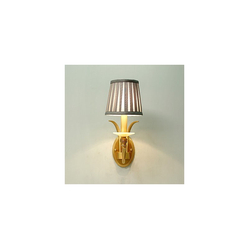 Aplique de pared de latón clásico, tradicional y de estilo campestre, ideal para iluminar desde arriba en estilo mini.