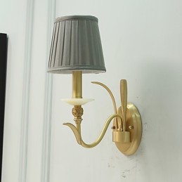Aplique de pared de latón clásico, tradicional y de estilo campestre, ideal para iluminar desde arriba en estilo mini.