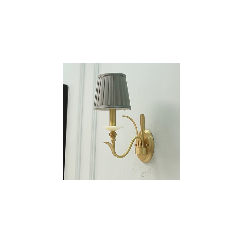 Aplique de pared de latón clásico, tradicional y de estilo campestre, ideal para iluminar desde arriba en estilo mini.