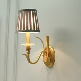Aplique de pared de latón clásico, tradicional y de estilo campestre, ideal para iluminar desde arriba en estilo mini.