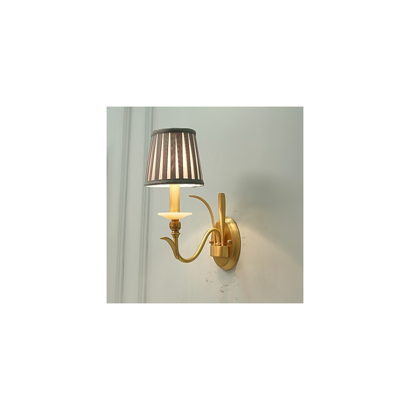 Aplique de pared de latón clásico, tradicional y de estilo campestre, ideal para iluminar desde arriba en estilo mini.